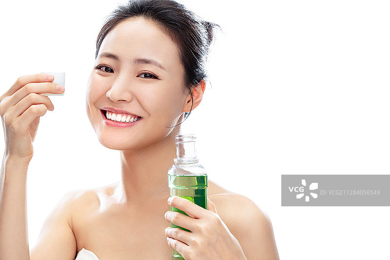 拿着漱口水漱口的青年女人图片素材