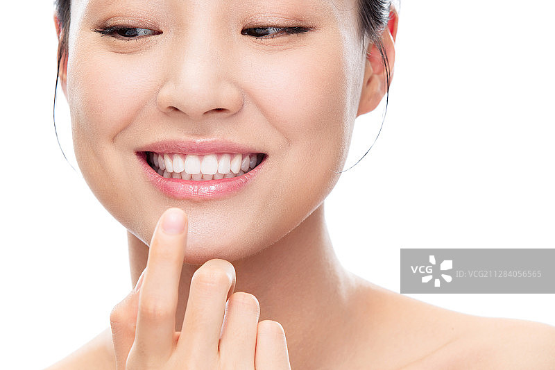 用手指触摸下巴的青年女人图片素材