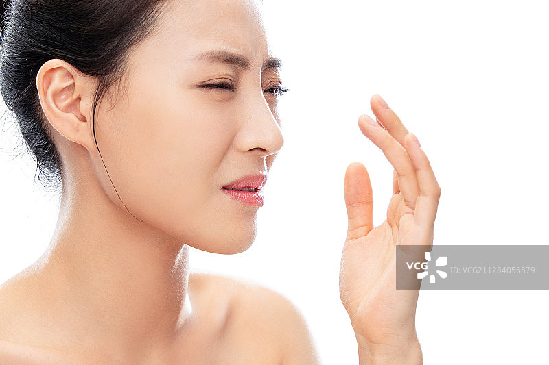 被口臭熏到的青年女人图片素材