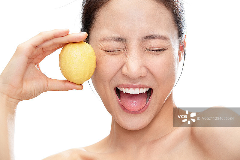 被柠檬酸到的青年女人图片素材