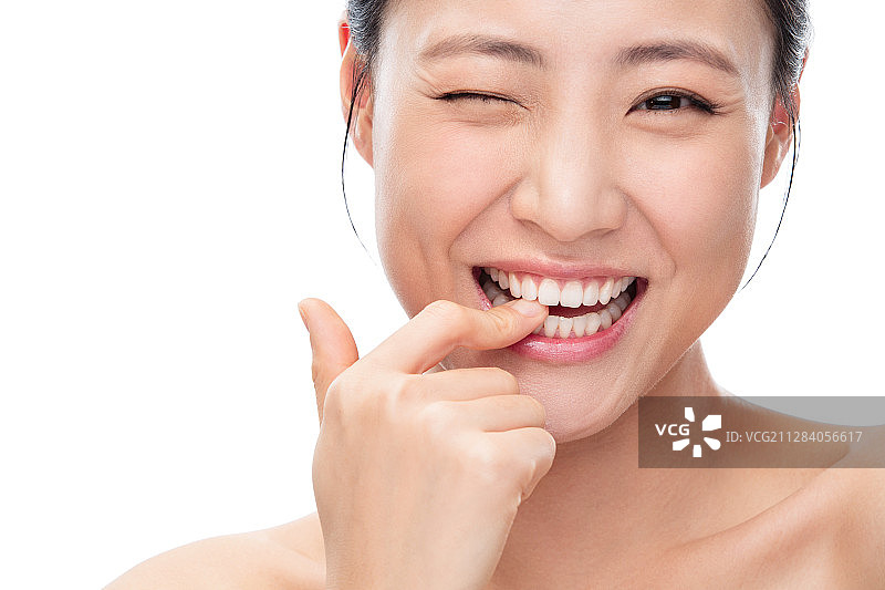 咬手指的青年女人图片素材
