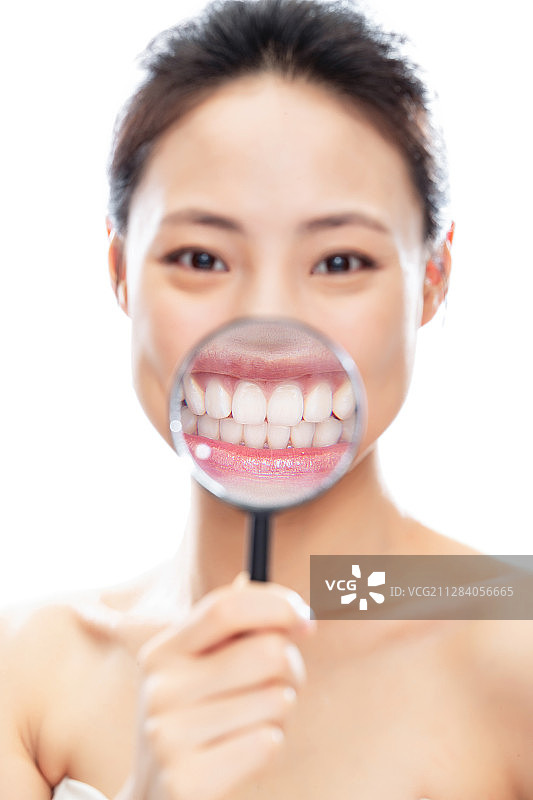 拿着放大镜的青年女人图片素材