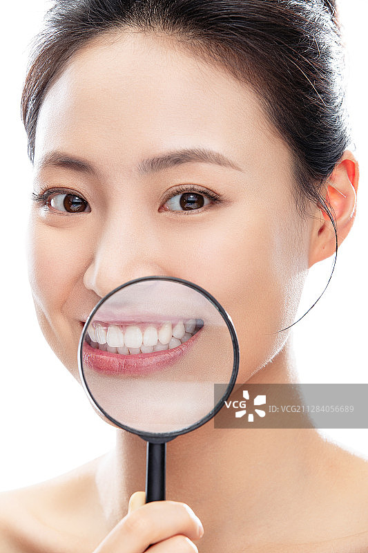 拿着放大镜的青年女人图片素材