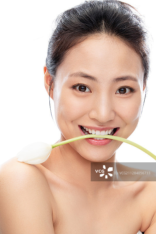 咬着郁金香的青年女人图片素材