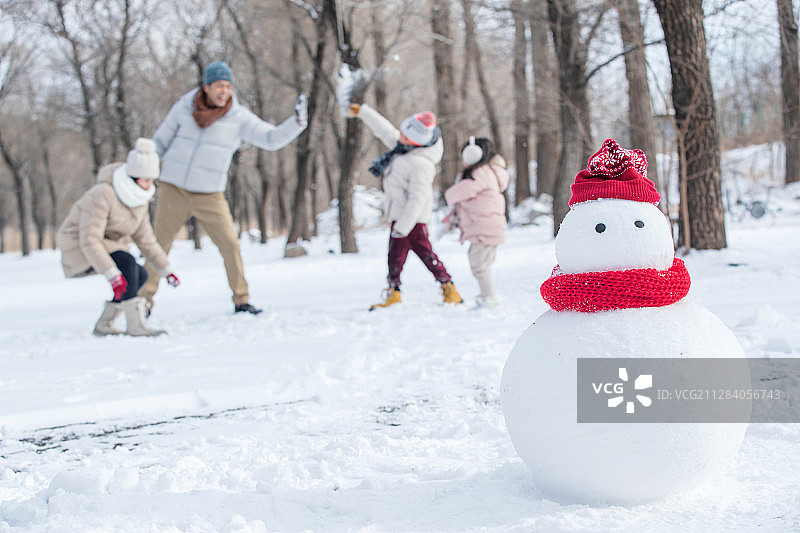 快乐的一家人在雪地里玩耍图片素材