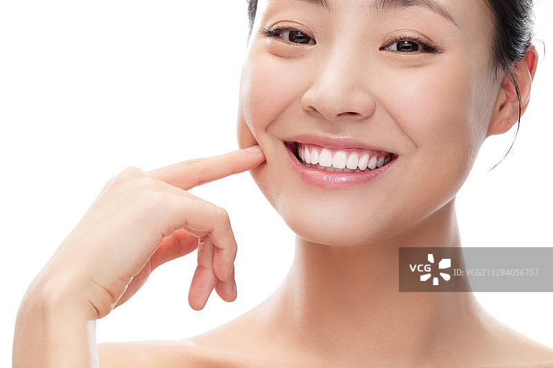 用手指触摸脸颊的青年女人图片素材