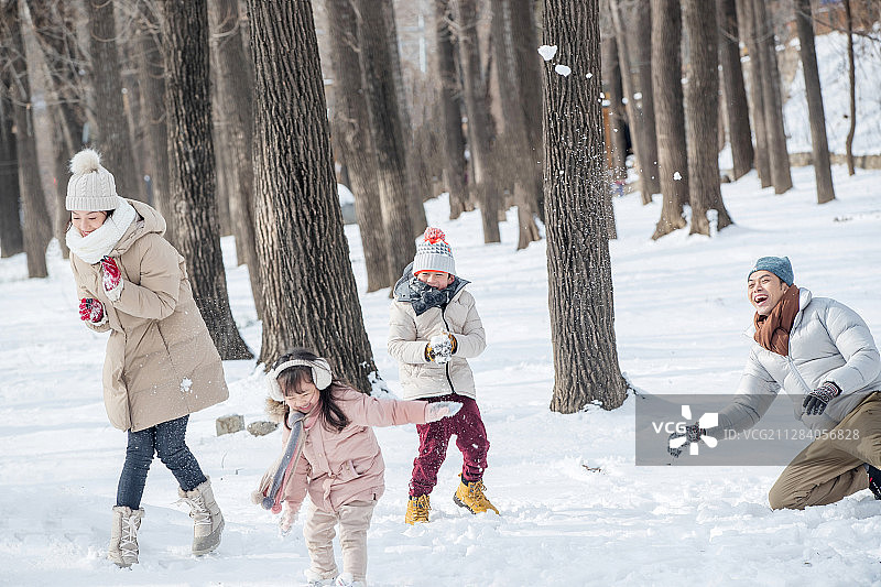 雪地里打雪仗的快乐家庭图片素材