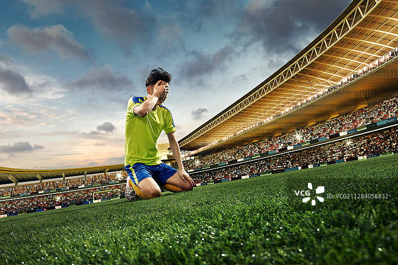 球场上一名伤心的运动员图片素材