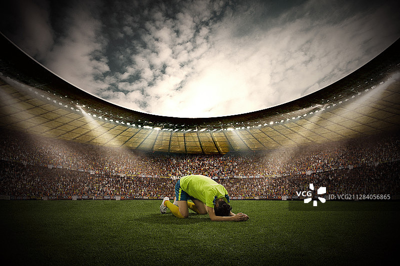 球场上一名伤心的运动员图片素材