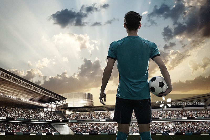 球场上足球运动员背影图片素材
