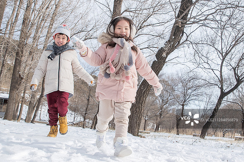 两个小朋友在雪地里玩耍图片素材