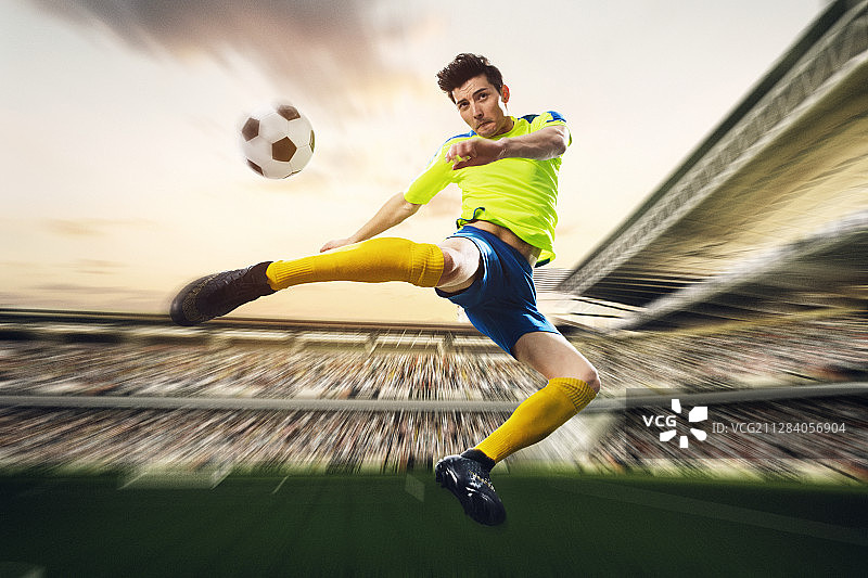 球场上的运动员踢球图片素材