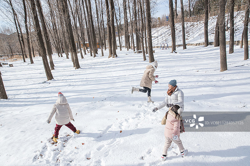 雪地里打雪仗的快乐家庭图片素材