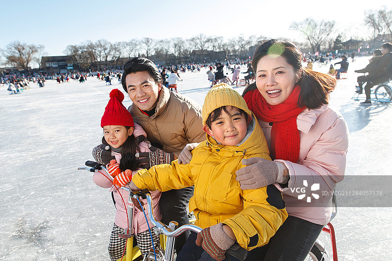 快乐的一家四口在滑冰场玩耍图片素材