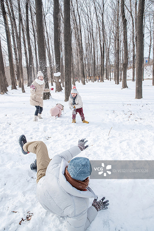 雪地里打雪仗的快乐家庭图片素材
