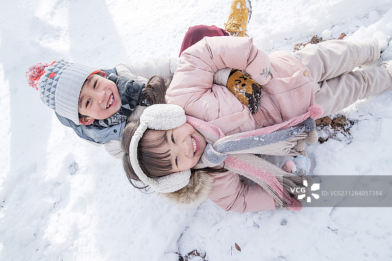 两个小朋友在雪地里玩耍图片素材