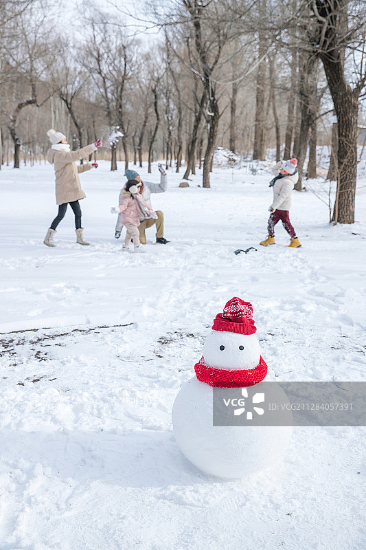 雪地里的一家人和雪人图片素材