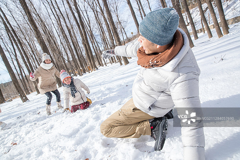 打雪仗的快乐家庭图片素材