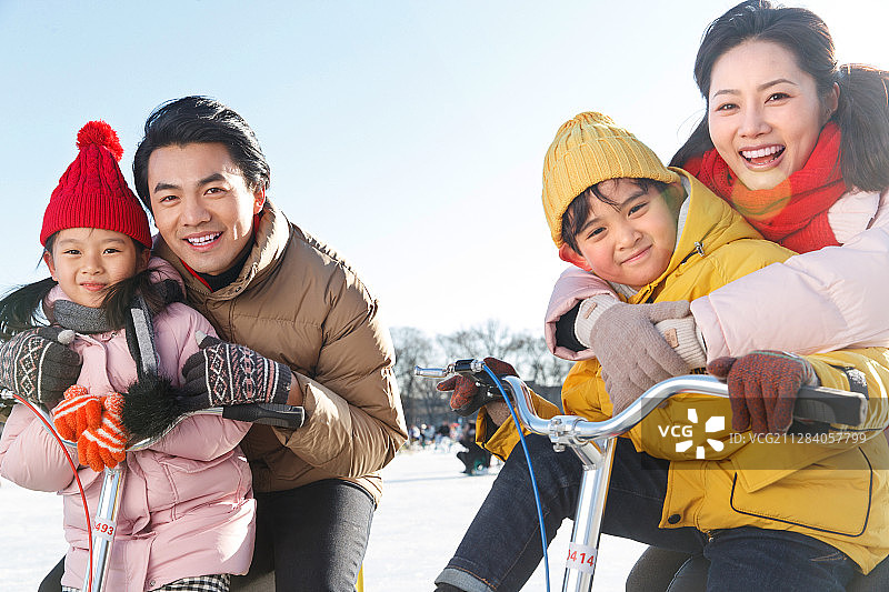 快乐的一家四口在滑冰场玩耍图片素材