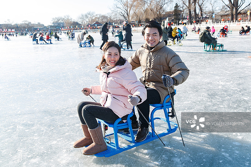 浪漫夫妻在溜冰场图片素材