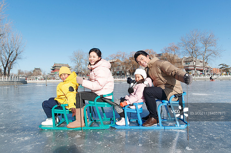 坐冰车玩耍的一家四口图片素材