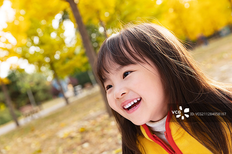 在公园里荡玩耍的快乐女孩图片素材