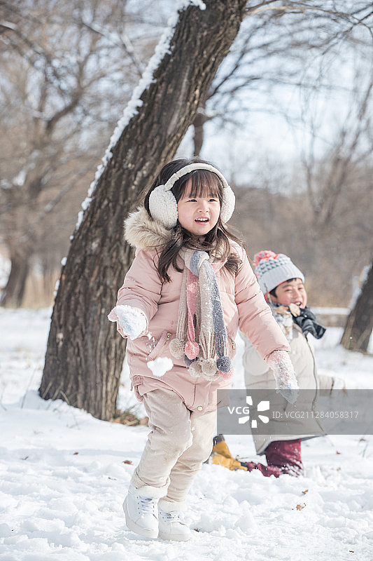 两个小朋友在雪地里玩耍图片素材