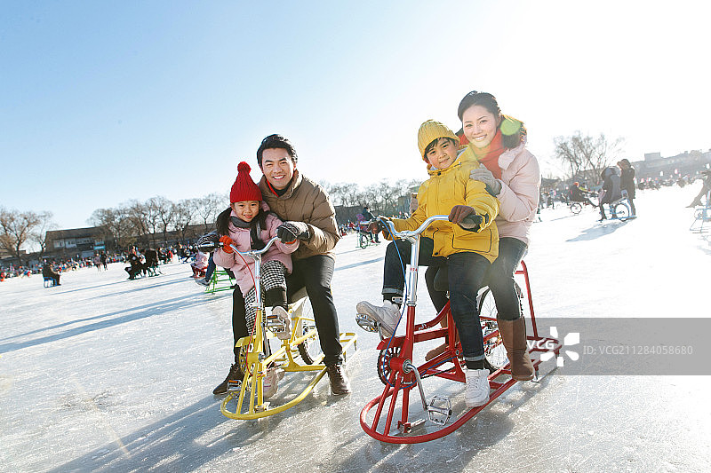 快乐的一家四口在滑冰场玩耍图片素材