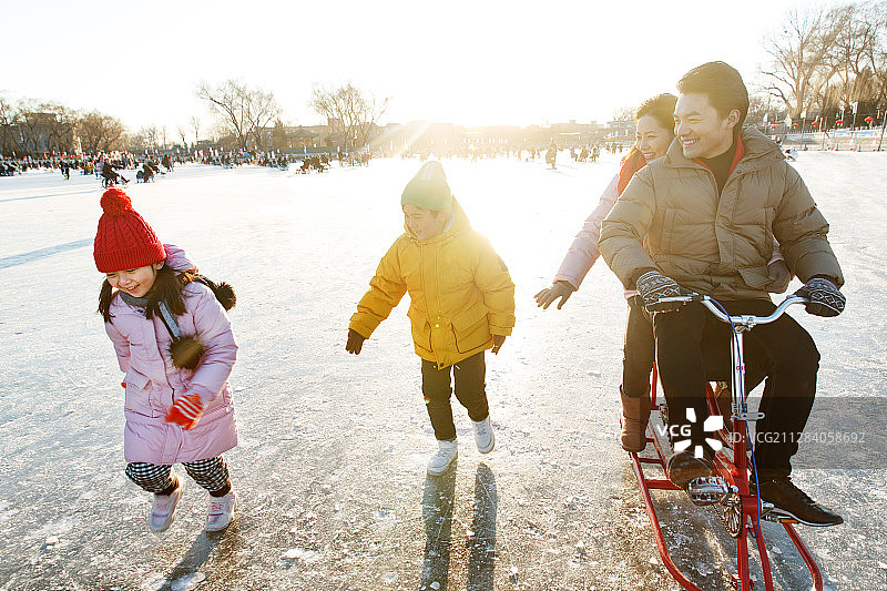 一家四口在滑冰场玩耍图片素材