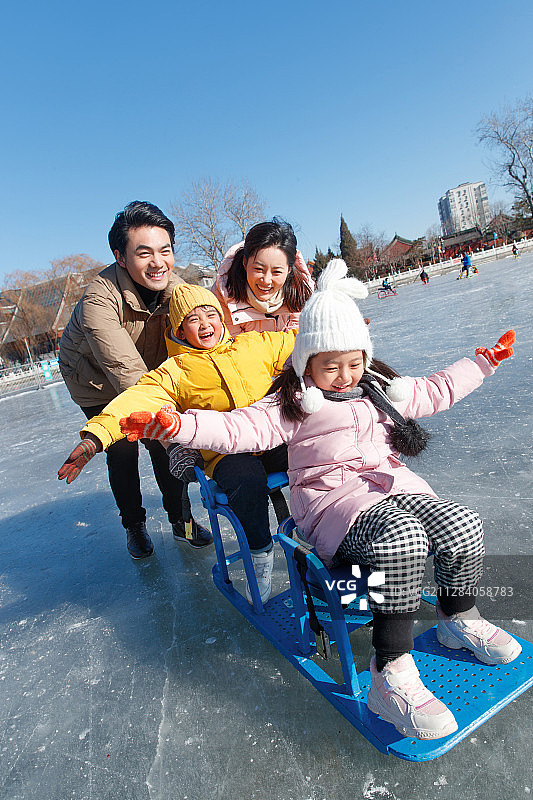 坐冰车玩耍的一家四口图片素材