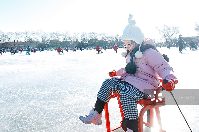 快乐的小女孩在溜冰场玩耍图片素材