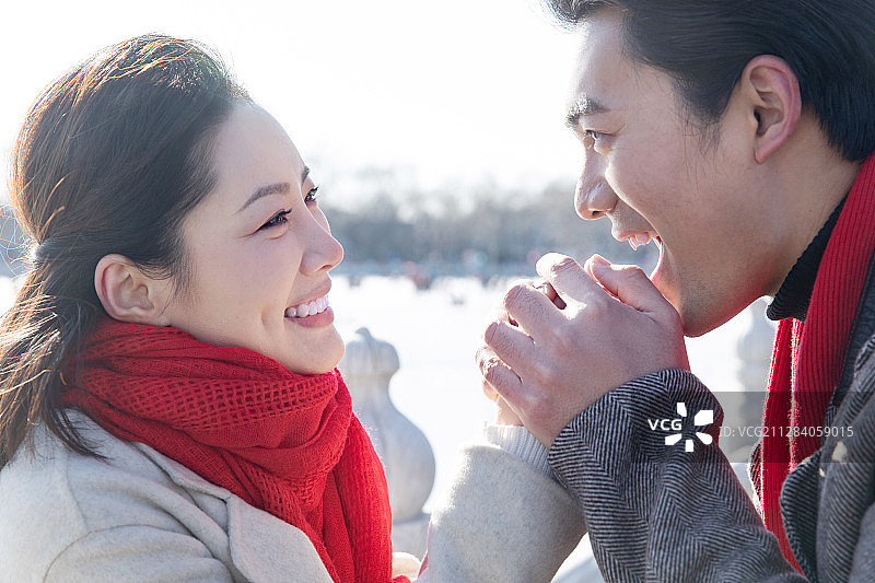相拥的浪漫夫妻图片素材