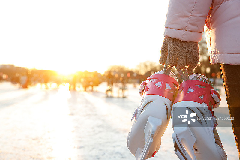 青年女人拿着溜冰鞋图片素材