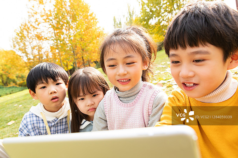 小朋友们看平板电脑图片素材