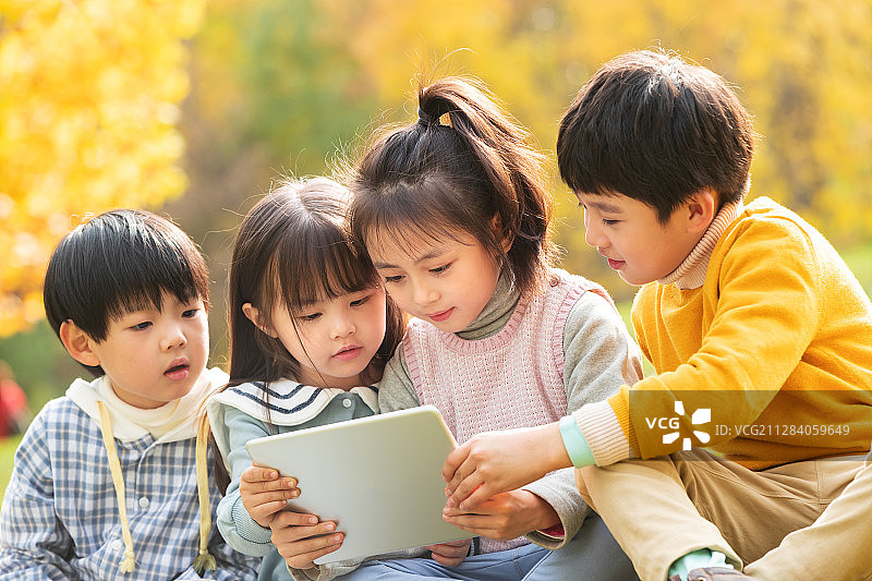 小朋友们看平板电脑图片素材