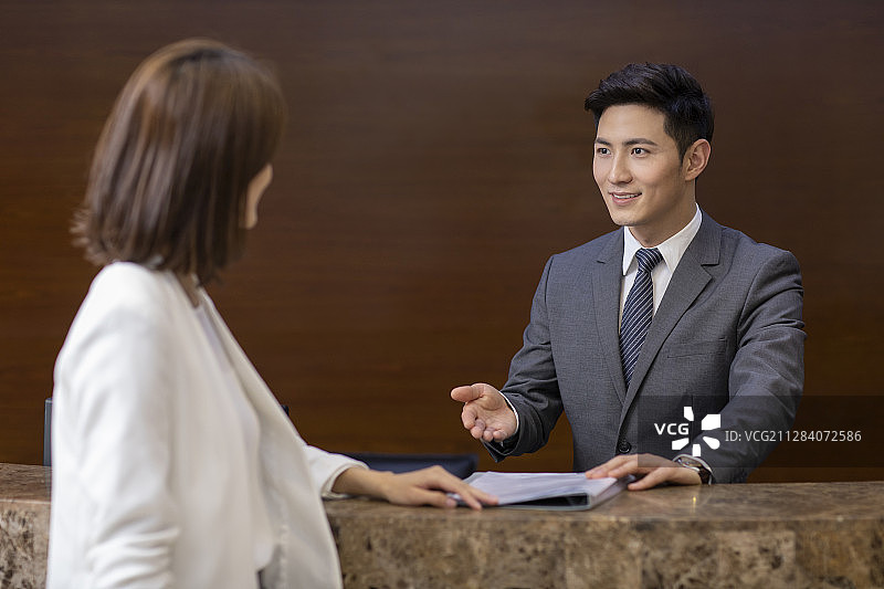 酒店前台和客户沟通图片素材