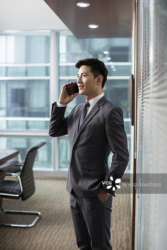 自信的商务男士使用手机图片素材