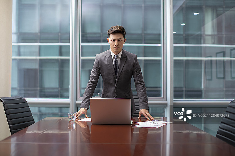 自信的商务男士在会议室图片素材