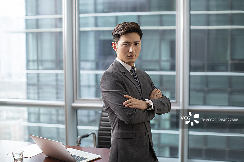 自信的商务男士在会议室图片素材