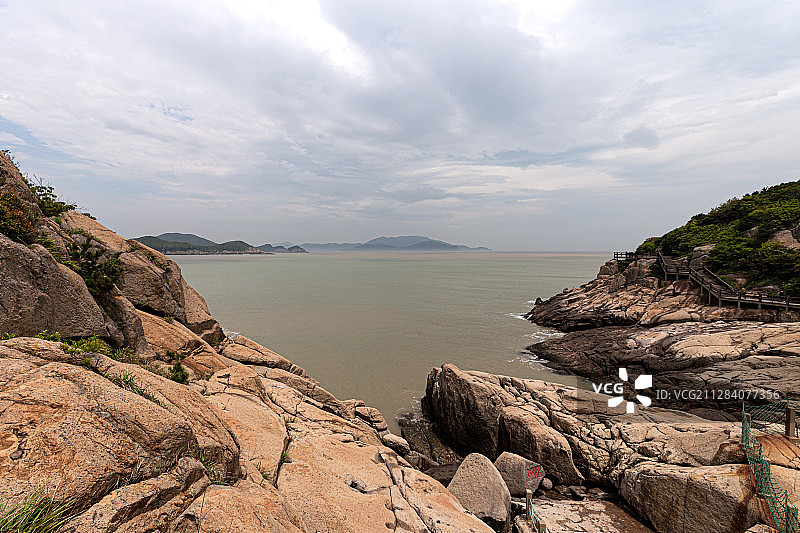 浙江舟山桃花岛桃花寨东海神珠，怪石嶙峋的岸边图片素材