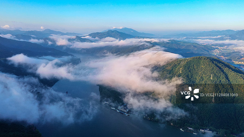 云雾中的富春小三峡图片素材