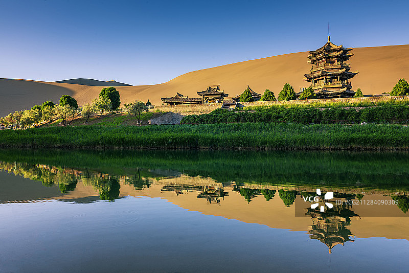 月牙泉鸣沙山图片素材