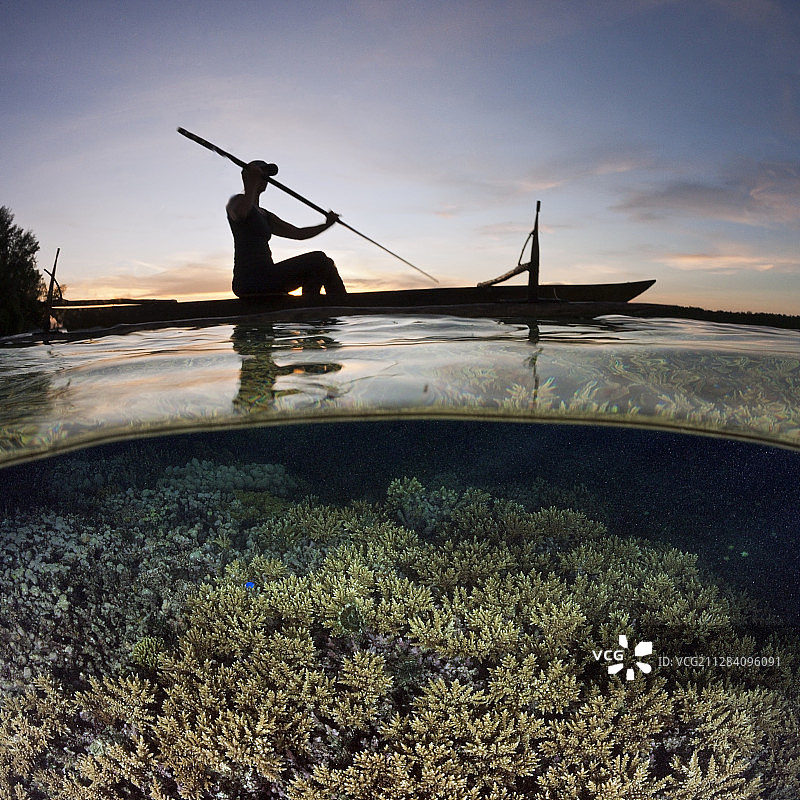 新爱尔兰巴布亚新几内亚日落时分的珊瑚礁上的独木舟图片素材