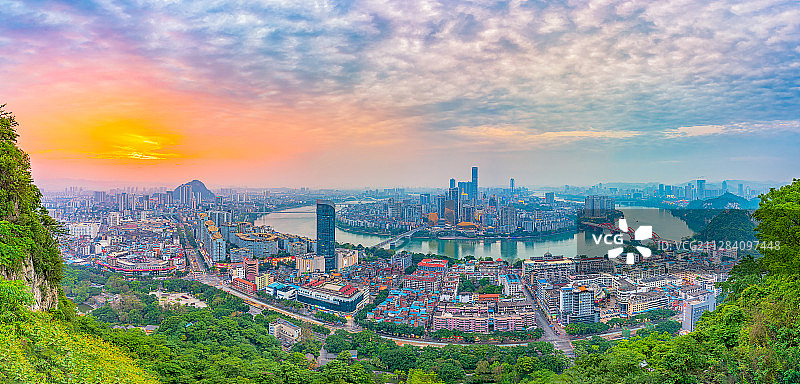 广西柳州马鞍山晚霞中的城市天际线风光图片素材