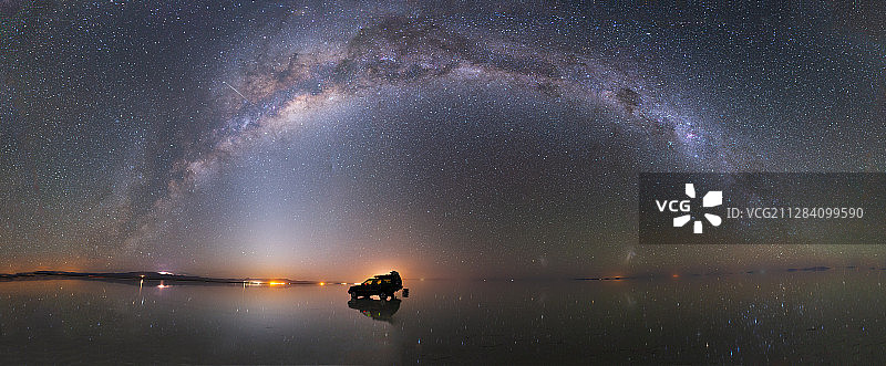 南美玻利维亚乌尤尼盐湖的银拱图片素材