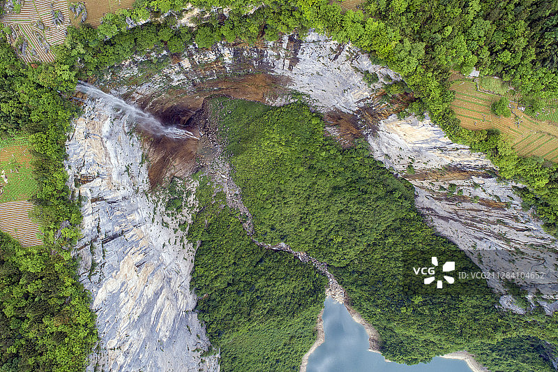 湖北恩施：深山奇观 绝壁飞瀑图片素材