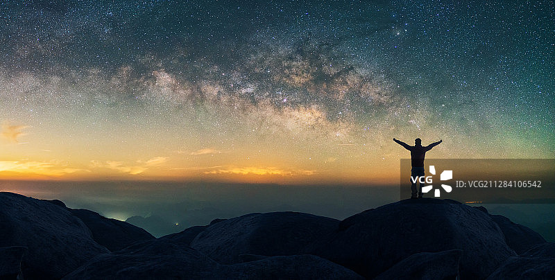 星空下的人图片素材