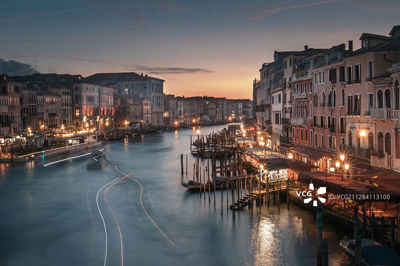 威尼斯，大运河与里亚托桥市集的日落图片素材