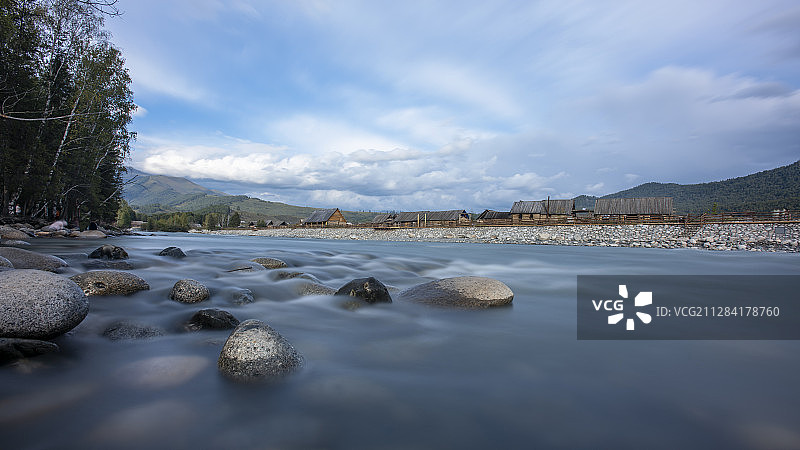 流淌的禾木河图片素材
