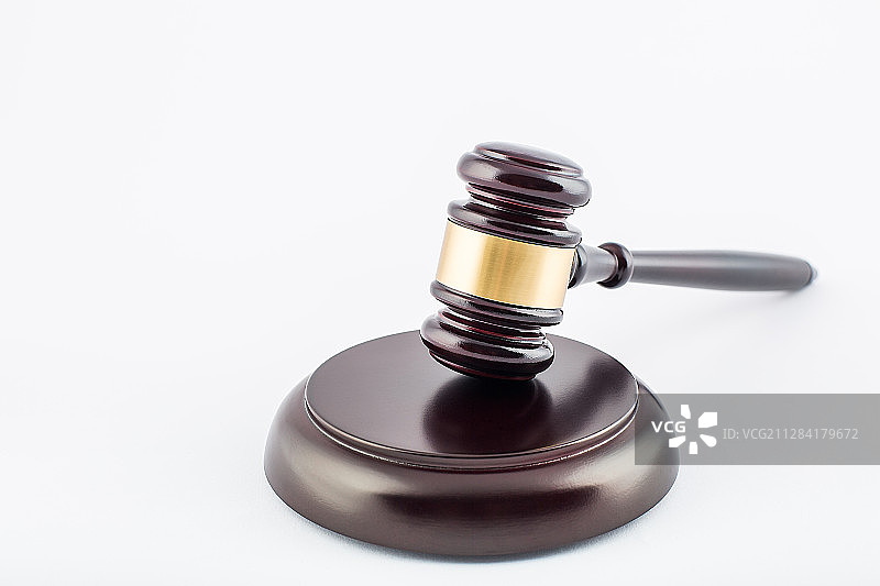 白背景法槌，法律权威和法官依法公正概念图片素材